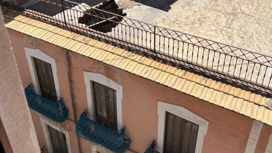 Agujero en la terraza del edificio provocado por el derrumbe interior en el viejo edificio de la Banca Peral de Elche.