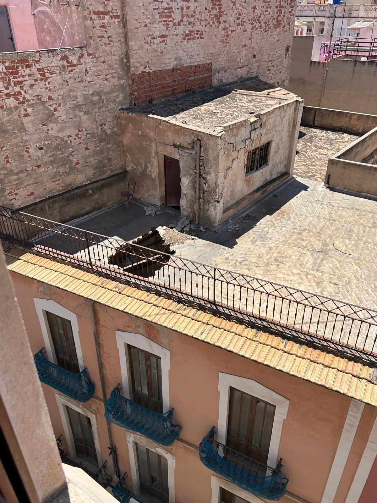 El riesgo de lluvia y nuevos derrumbes precipitan el derribo del edificio de la Banca Peral de Elche: los vecinos del edificio colindante tienen que salir de sus casas ya El riesgo de lluvia y nuevos derrumbes precipitan el derribo del edificio de la Banca Peral de Elche: los vecinos del edificio colindante tienen que salir de sus casas ya