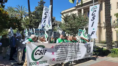 CSIF protesta en Badajoz por las "promesas incumplidas" del Gobierno sobre el estatuto marco de profesiones sanitarias CSIF protesta en Badajoz por las "promesas incumplidas" del Gobierno sobre el estatuto marco de profesiones sanitarias