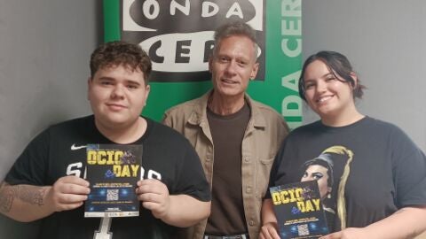 Fabio Etcheverr&iacute;a, director de Otra Forma de Moverte, junto a dos miembros de la organizaci&oacute;n del Ocio Day, Diego Ramos e Ingrid Acosta