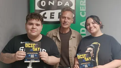 El Centro FIA de Alcalá de Henares acoge este sábado en "Ocio Day" organizado por Otra Forma de Moverte Fabio Etcheverría, director de Otra Forma de Moverte, junto a dos miembros de la organización del Ocio Day, Diego Ramos e Ingrid Acosta