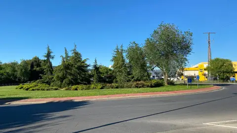El Ayuntamiento de Alcalá dedica la rotonda ubicada entre la Avenida de Ajalvir y la Avenida de Europa al Cuerpo de Bomberos en la conmemoración de los 50 años de su presencia en la ciudad complutense "Glorieta a los Bomberos", en Alcalá de Henares