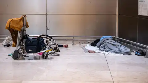 Personas sin hogar pernoctando Personas sin hogar pernoctando en el aeropuerto de Barajas (Madrid)