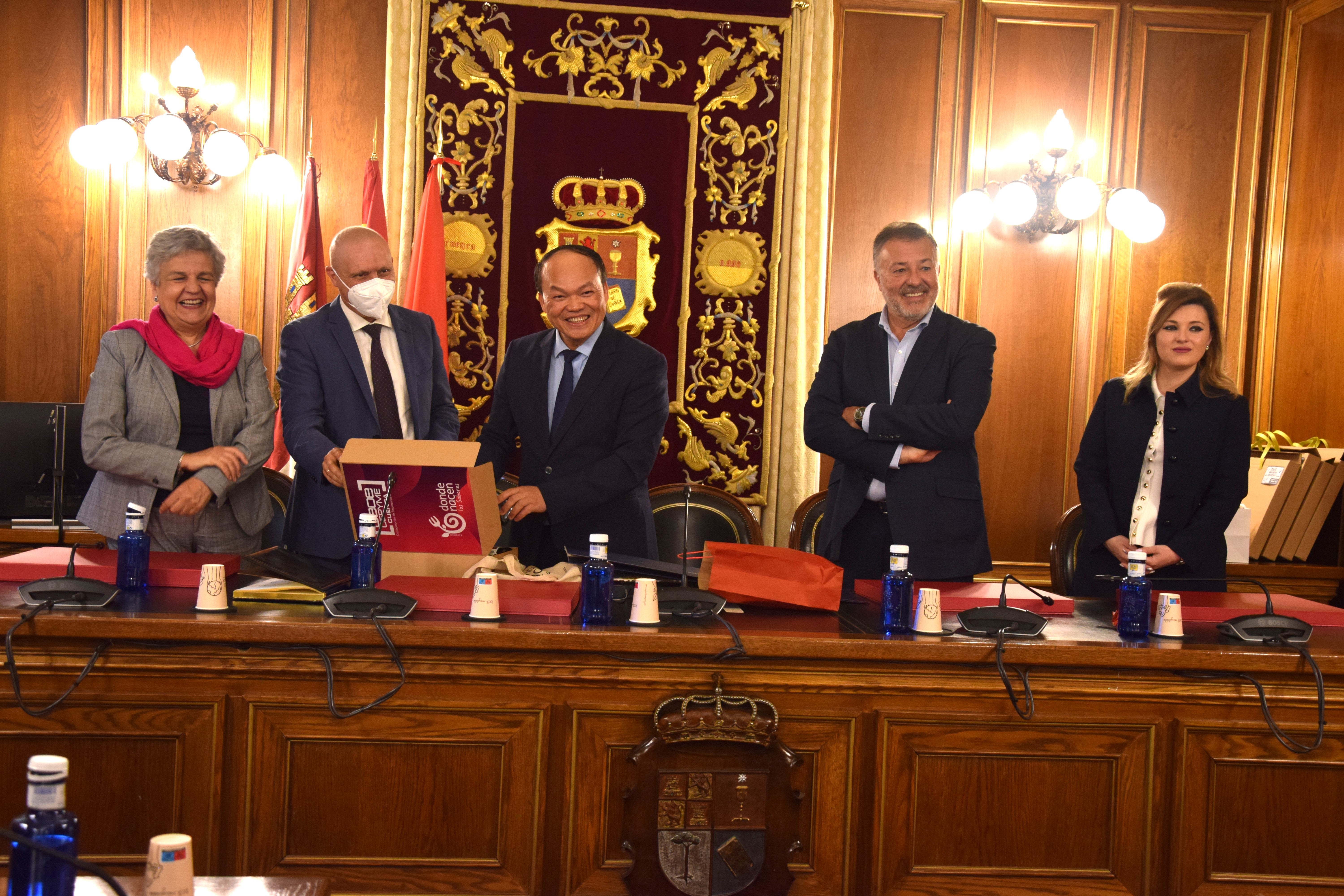 El embajador de Vietnam en España visita Cuenca para establecer futuras alianzas empresariales El embajador de Vietnam en España visita Cuenca para establecer futuras alianzas empresariales