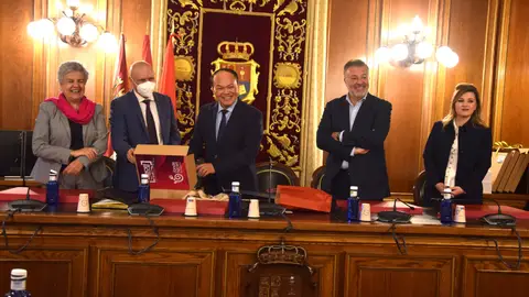 El embajador de Vietnam, recibido este martes en el salón de plenos de la Diputación de Cuenca El embajador de Vietnam, recibido este martes en el salón de plenos de la Diputación de Cuenca