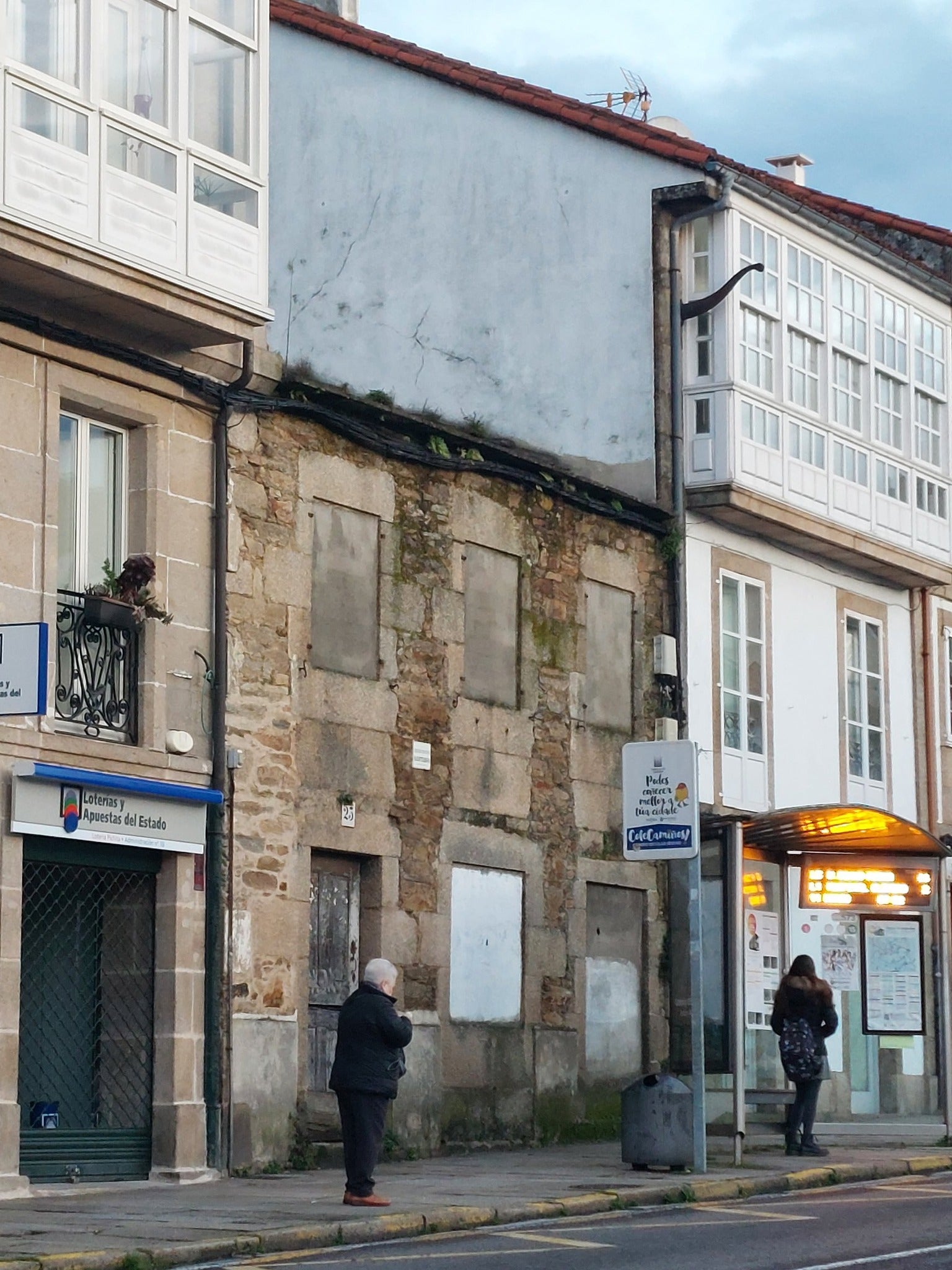 El juzgado paraliza la venta forzosa de varios inmuebles por parte del Concello de Santiago El juzgado paraliza la venta forzosa de varios inmuebles por parte del Concello de Santiago