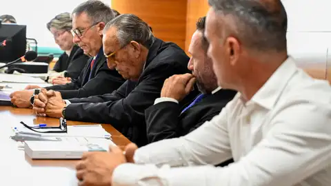 El expresidente de la Diputación de Castellón y del PP provincial Carlos Fabra (c) y el expiloto de motociclismo Álex Debón (d) durante el juicio. El expresidente de la Diputación de Castellón y del PP provincial Carlos Fabra (c) y el expiloto de motociclismo Álex Debón (d) durante el juicio.
