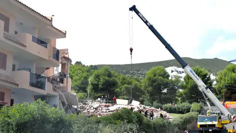 El edificio de tres plantas que se derrumbó en una urbanización de Peñíscola (Castellón), que causó dos muertos. El edificio de tres plantas que se derrumbó en una urbanización de Peñíscola (Castellón), que causó dos muertos.