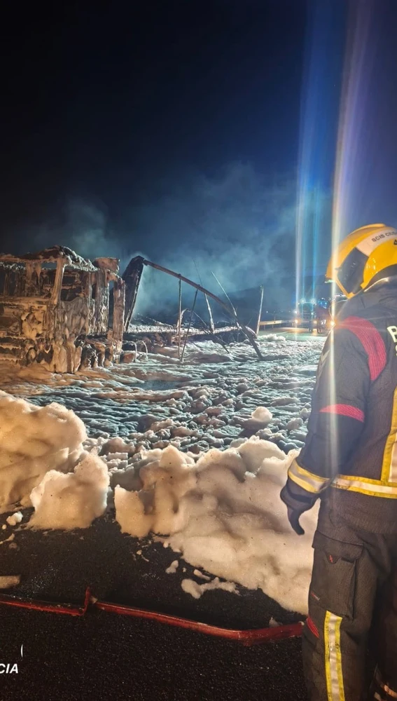 Los bomberos extinguieron el incendio del camión Los bomberos extinguieron el incendio del camión