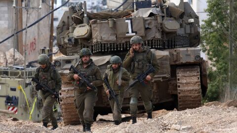 Soldados israel&iacute;es son vistos durante una operaci&oacute;n militar en la ciudad de Jenin, Cisjordania, el 24 de febrero de 2025.