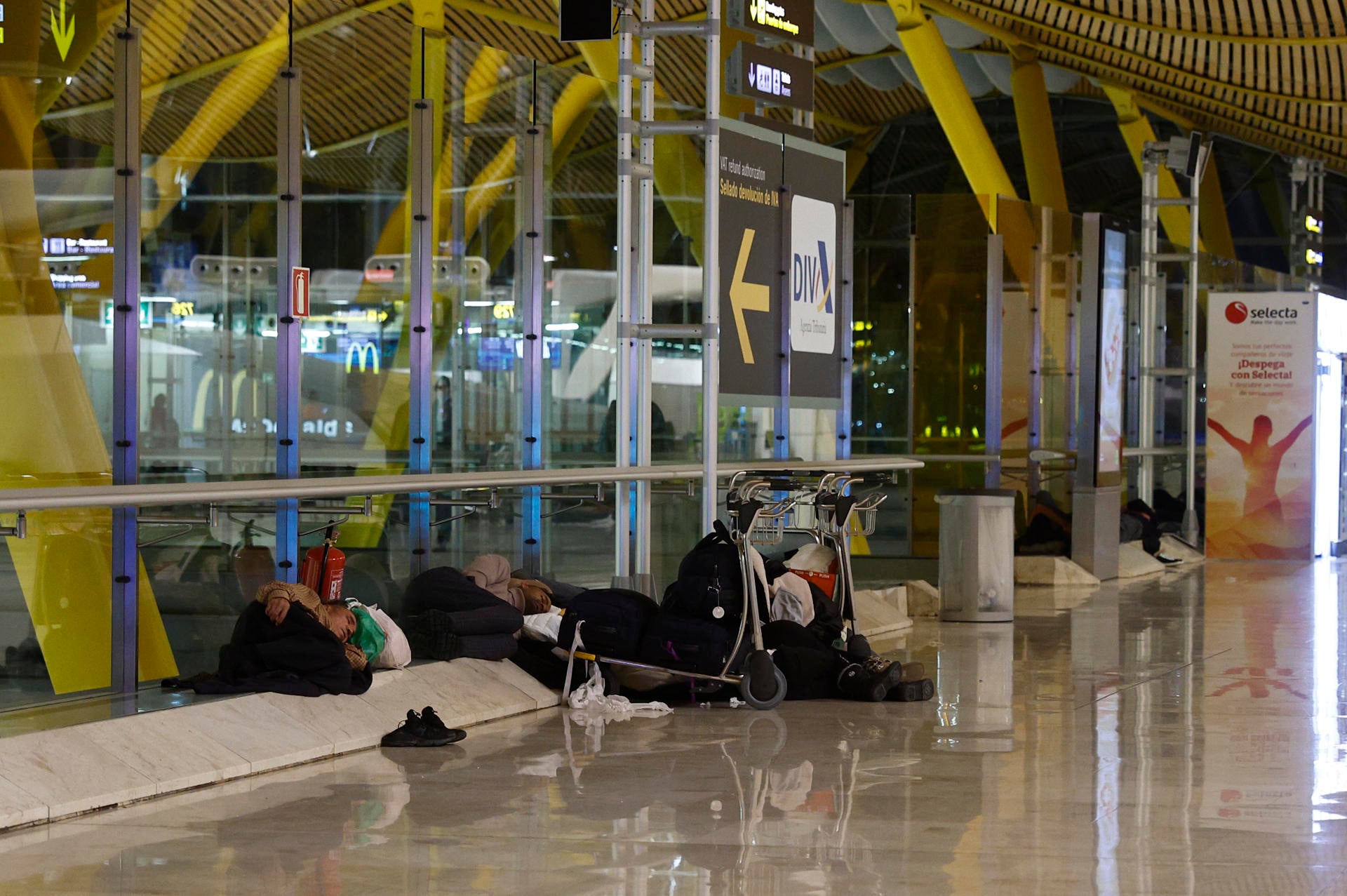 Quiénes pueden entrar a Barajas por la noche: estas son las personas que tienen acceso al aeropuerto Quiénes pueden entrar a Barajas por la noche: estas son las personas que tienen acceso al aeropuerto