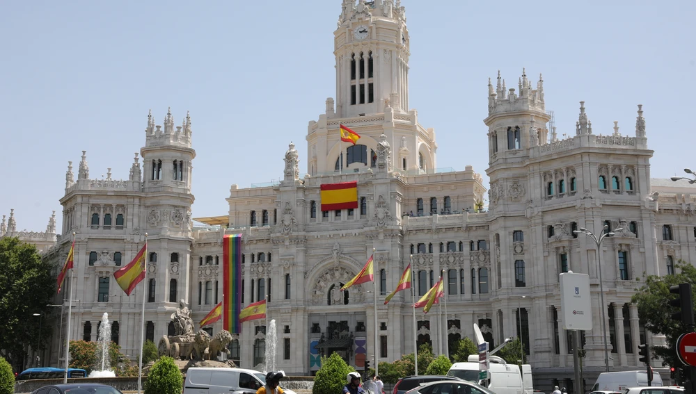 Varias banderas de España y una LGTBI en las inmediaciones del Palacio de Cibeles, sede del Ayuntamiento de Madrid Varias banderas de España y una LGTBI en las inmediaciones del Palacio de Cibeles, sede del Ayuntamiento de Madrid