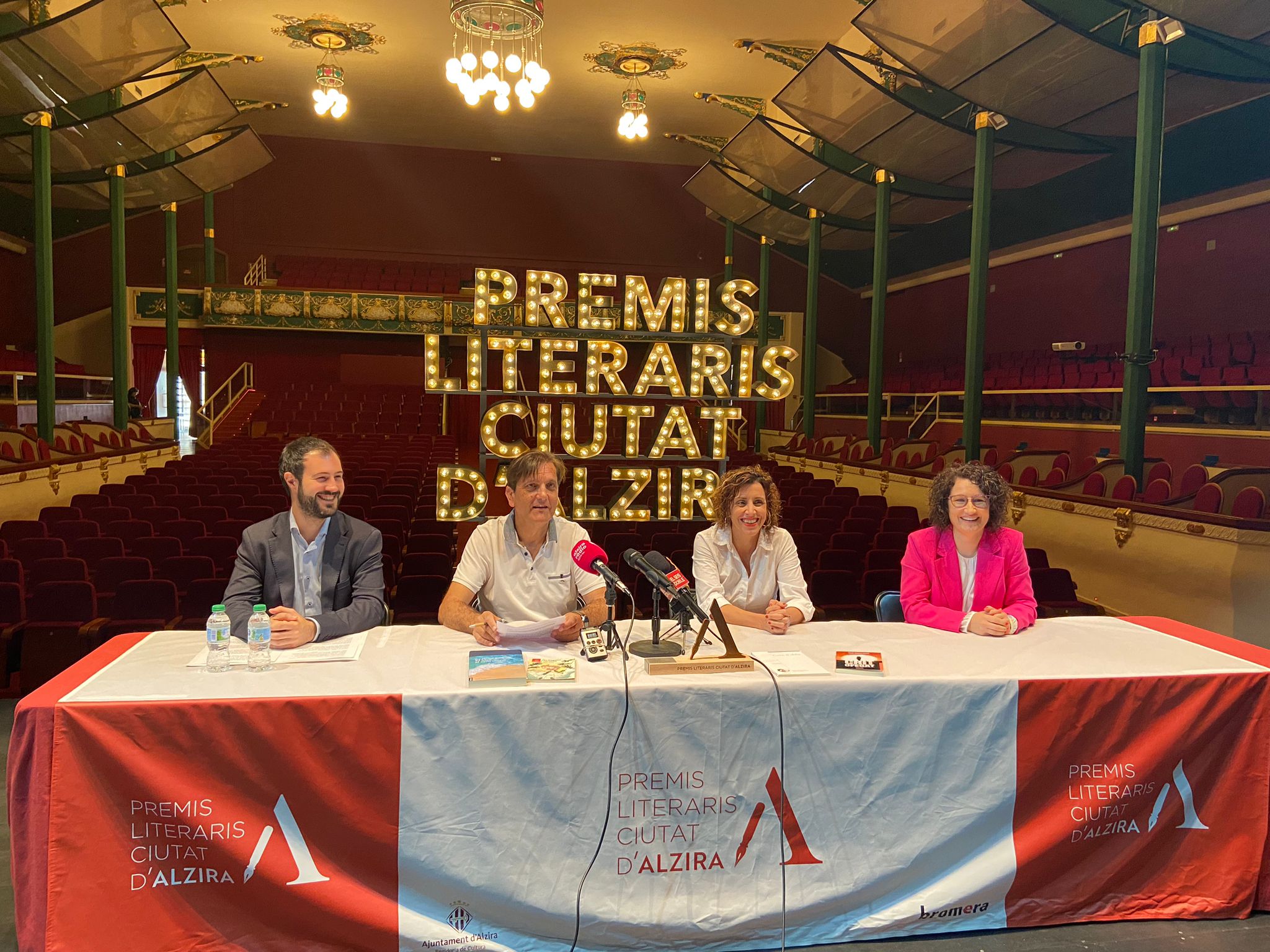 Los Premis Literaris Ciutat d'Alzira celebran los 40 años de Bromera Los Premis Literaris Ciutat d'Alzira celebran los 40 años de Bromera