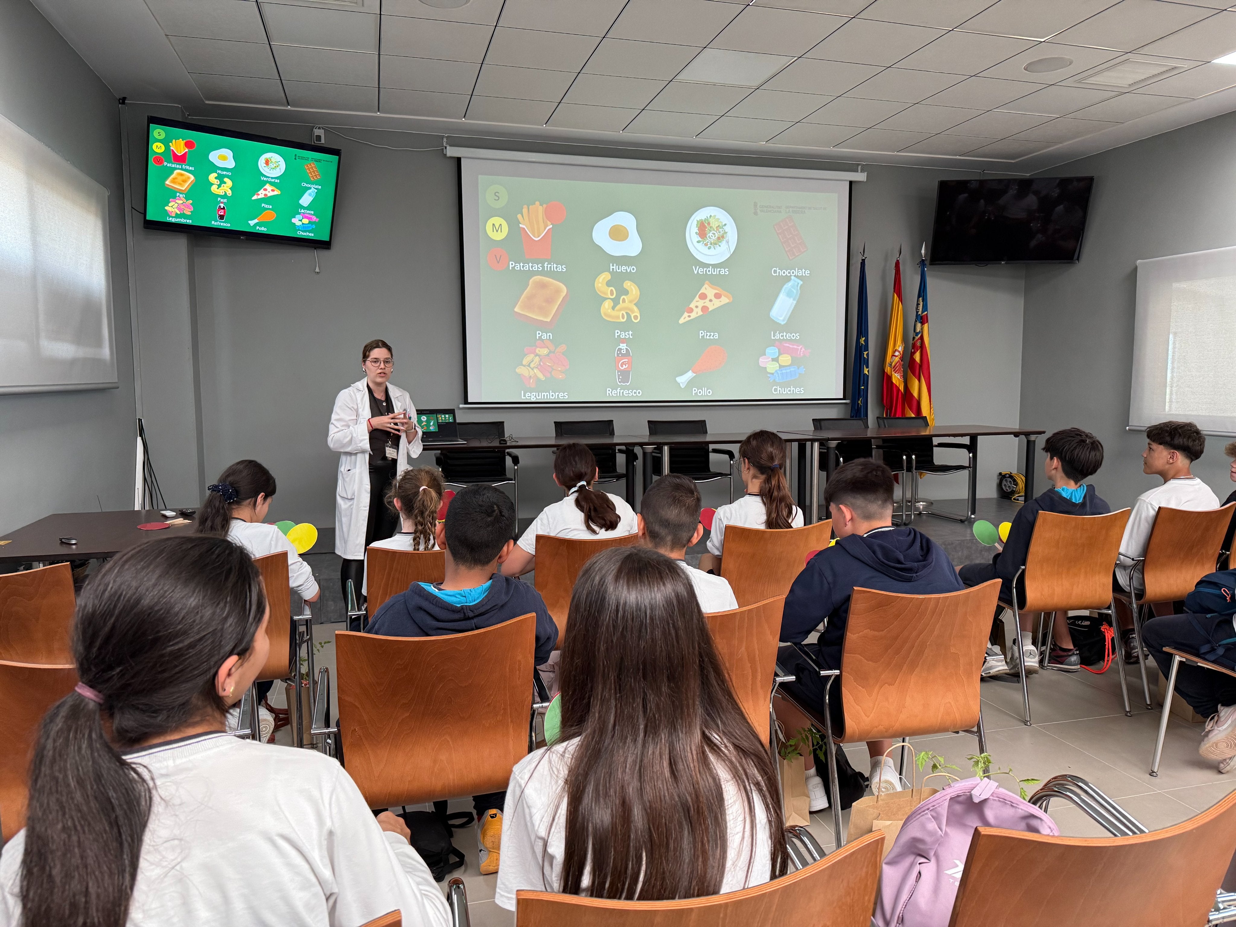 El Departamento de Salud de La Ribera participa en la campaña de FUVAMA para fomentar la alimentación saludable a escolares El Departamento de Salud de La Ribera participa en la campaña de FUVAMA para fomentar la alimentación saludable a escolares