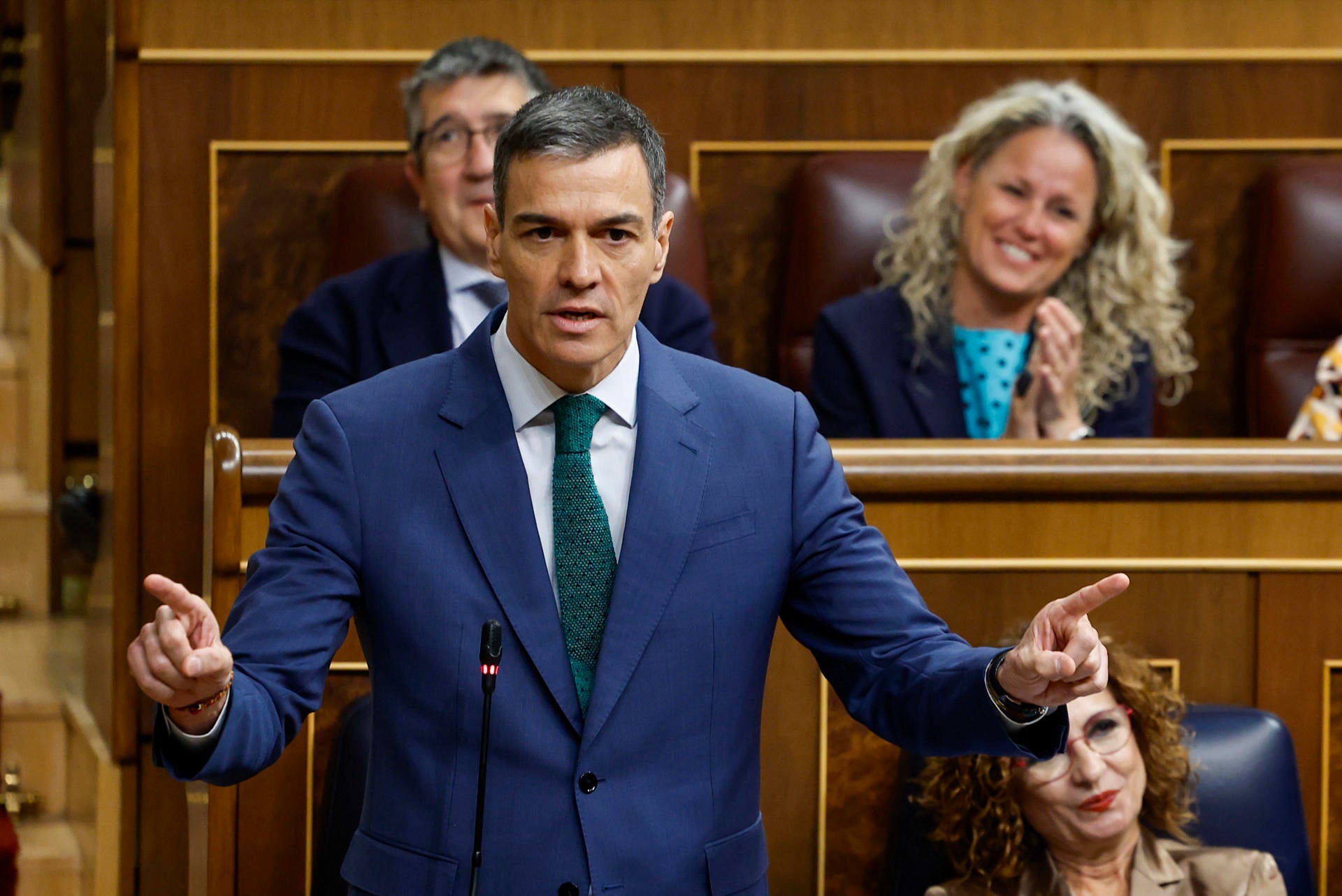 Sánchez respalda a Santos Cerdán y acusa a Feijóo de "difamar a una persona honesta" Sánchez respalda a Santos Cerdán y acusa a Feijóo de "difamar a una persona honesta"