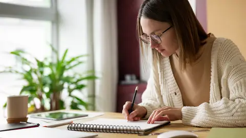 Joven estudiando Joven estudiando