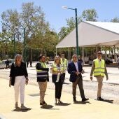 La alcaldesa de Granada, Marifrán Carazo, en el centro en la imagen, con el presidente de los caseteros tradicionales, Claudio Rodríguez, a su izquierda, y, desde la derecha en la imagen, los ediles Enrique Catalina, Francisco Almohalla y Carolina Amate