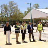 La alcaldesa de Granada, Marifrán Carazo, en el centro en la imagen, con el presidente de los caseteros tradicionales, Claudio Rodríguez, a su izquierda, y, desde la derecha en la imagen, los ediles Enrique Catalina, Francisco Almohalla y Carolina Amate La alcaldesa de Granada, Marifrán Carazo, en el centro en la imagen, con el presidente de los caseteros tradicionales, Claudio Rodríguez, a su izquierda, y, desde la derecha en la imagen, los ediles Enrique Catalina, Francisco Almohalla y Carolina Amate