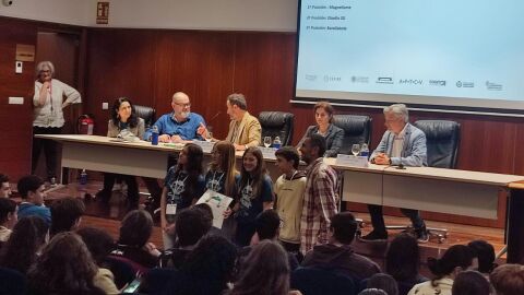 Alumnos y alumnas del IES Bernat Guinovart de Algemesi recogen su premio en la UPV