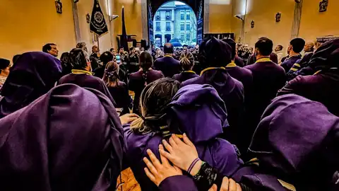 "Sentimientos de la Hermandad Nazarena" de Carlota Lera, ganadora del Concurso de Fotografía Momentos de Pasión 2025 .