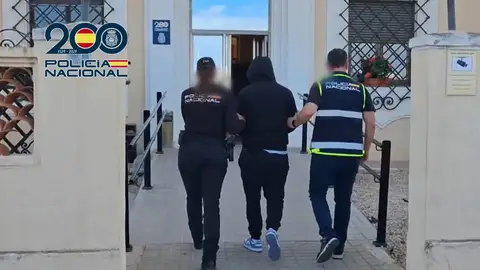 Agentes junto al detenido Agentes junto al detenido