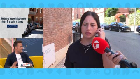 Olvida a su bebé en el coche.