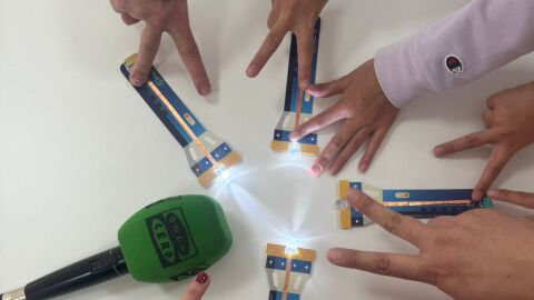 Los expertos bajitos construyen linternas