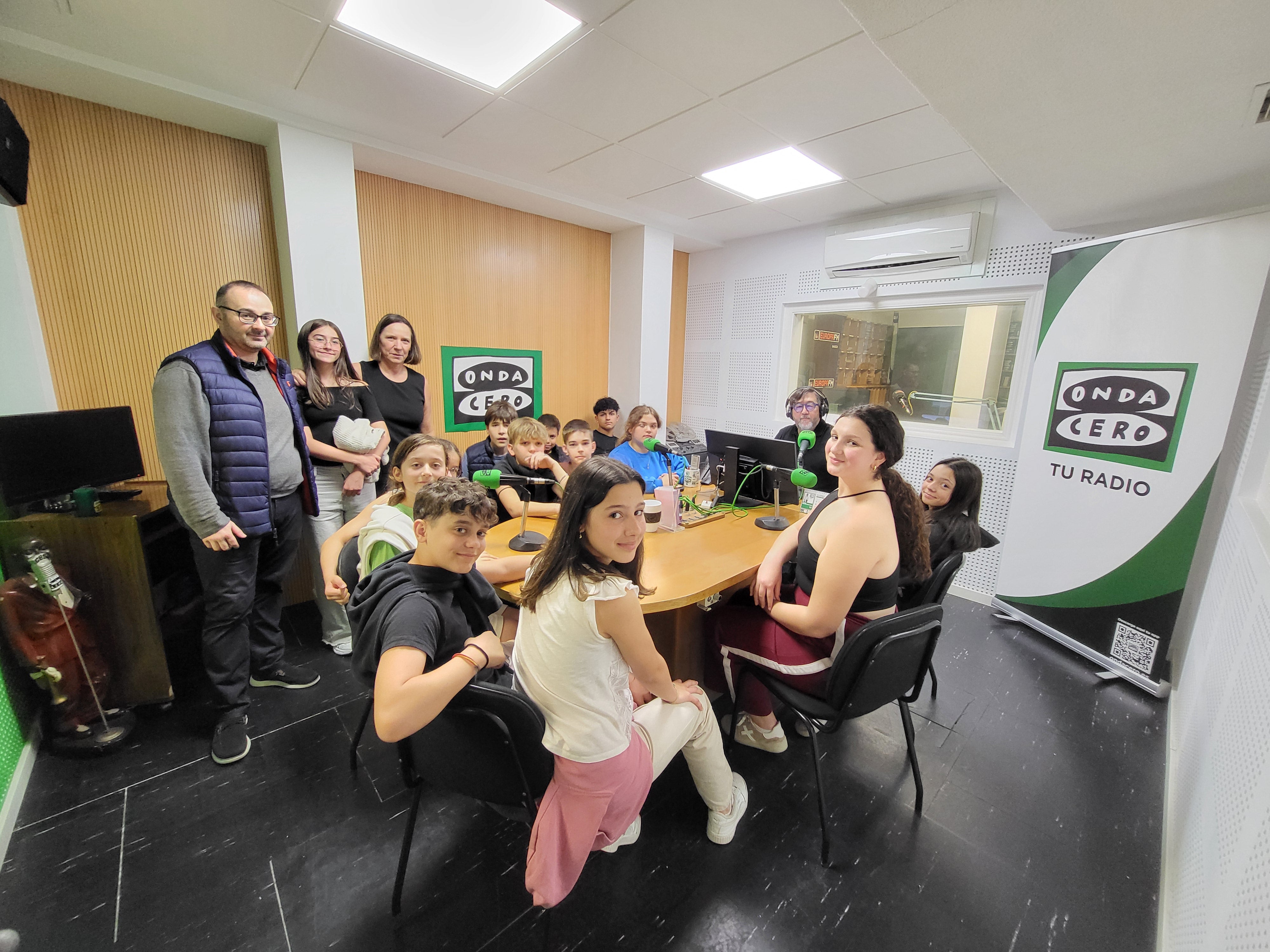 Alumnado do Colexio Sueiro experimenta coa radio Alumnado do Colexio Sueiro experimenta coa radio