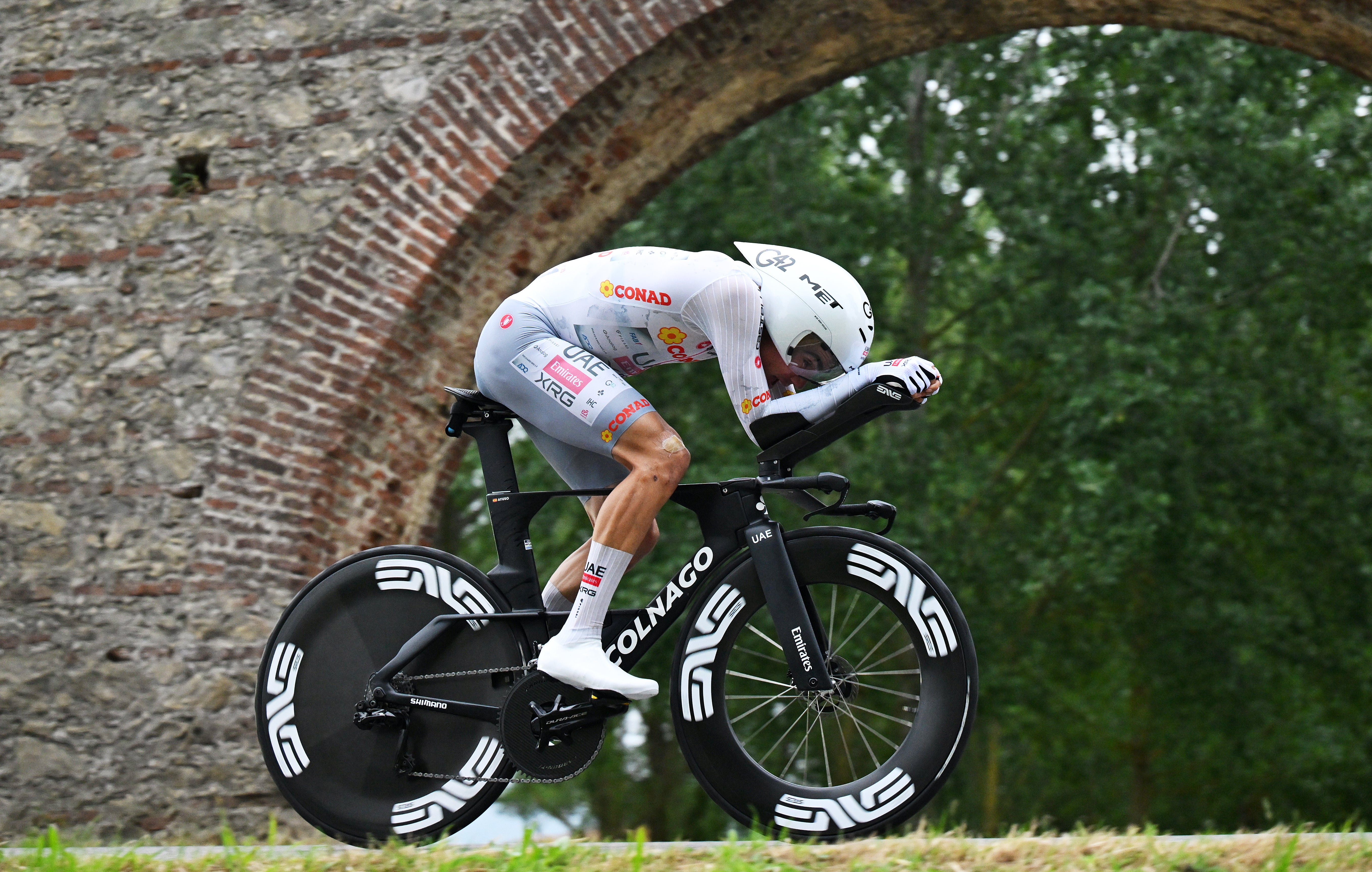 Ayuso vuela en la crono y se acerca a la maglia rosa Ayuso vuela en la crono y se acerca a la maglia rosa