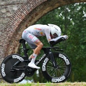 Ayuso vuela en la crono y se acerca a la maglia rosa