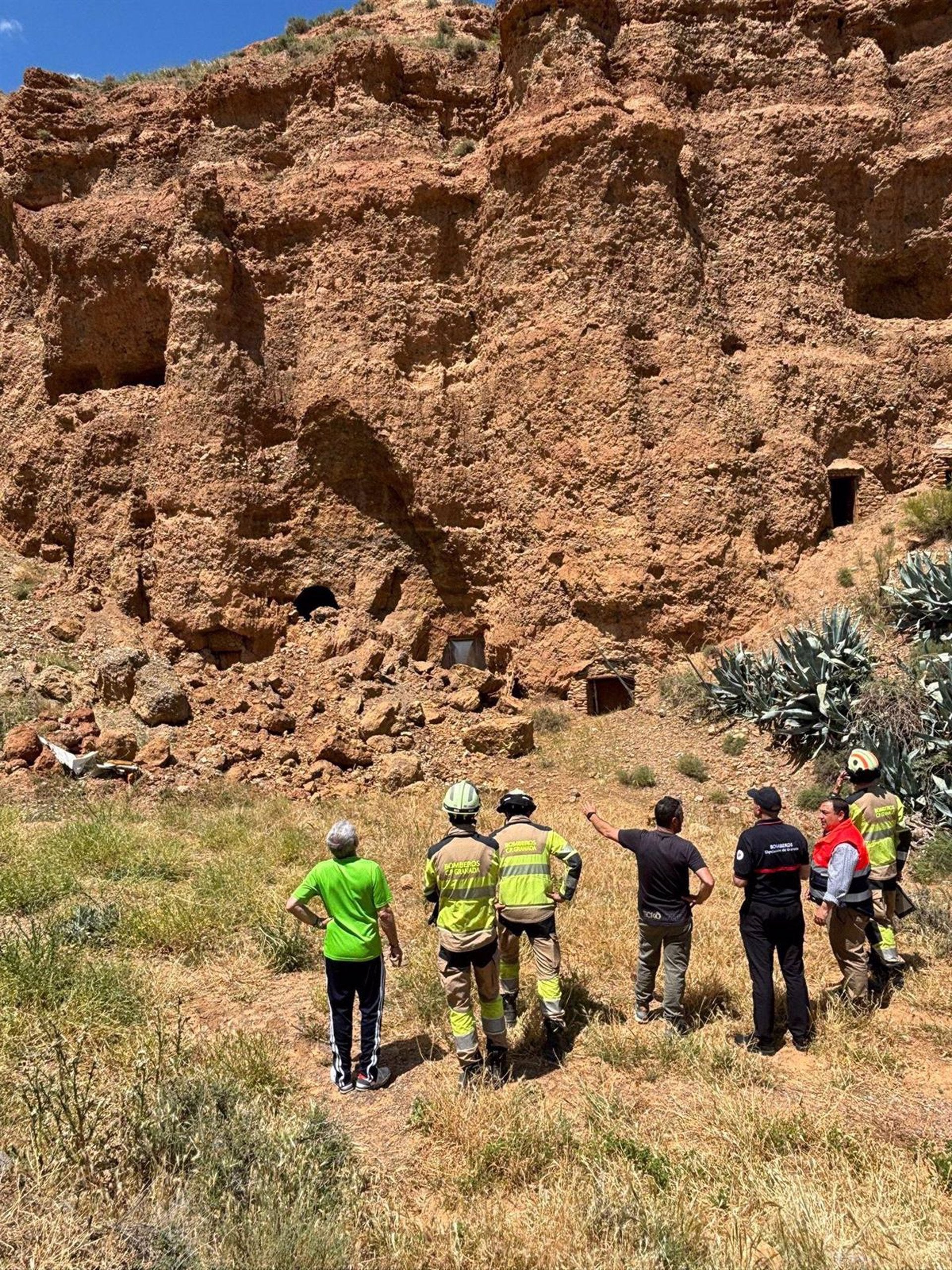 Nuevo desprendimiento en el Cerro del Castillejo activa a los Bomberos de la Diputación en Beas de Guadix Nuevo desprendimiento en el Cerro del Castillejo activa a los Bomberos de la Diputación en Beas de Guadix