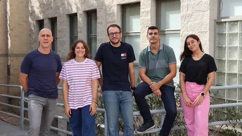 Equipo de investigadores de la UMH de Elche que ha participado en el estudio en torno a la bacteria marina más abundante del océano. Equipo de investigadores de la UMH de Elche que ha participado en el estudio en torno a la bacteria marina más abundante del océano.