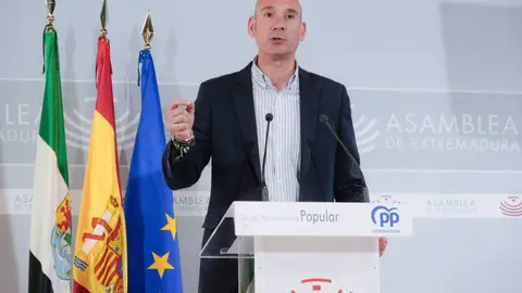 El PP tacha de "vergüenza" la cadena de "escándalos socialistas" y asegura que funcionan "como una mafia" El PP tacha de "vergüenza" la cadena de "escándalos socialistas" y asegura que funcionan "como una mafia"