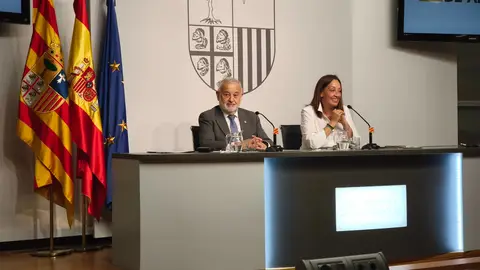 La consejera de Bienestar Social y Familia, Carmen Susín, y el gerente del IASS, Ángel Val, en rueda de prensa La consejera de Bienestar Social y Familia, Carmen Susín, y el gerente del IASS, Ángel Val, en rueda de prensa