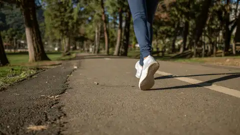 Una persona caminando Una persona caminando