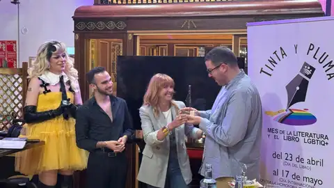 Enrique Aparicio recibe el premio 'Tinta y Pluma' como colofón al mes del libro LGTBIQ+ de la Diputación de Badajoz Enrique Aparicio recibe el premio 'Tinta y Pluma' como colofón al mes del libro LGTBIQ+ de la Diputación de Badajoz