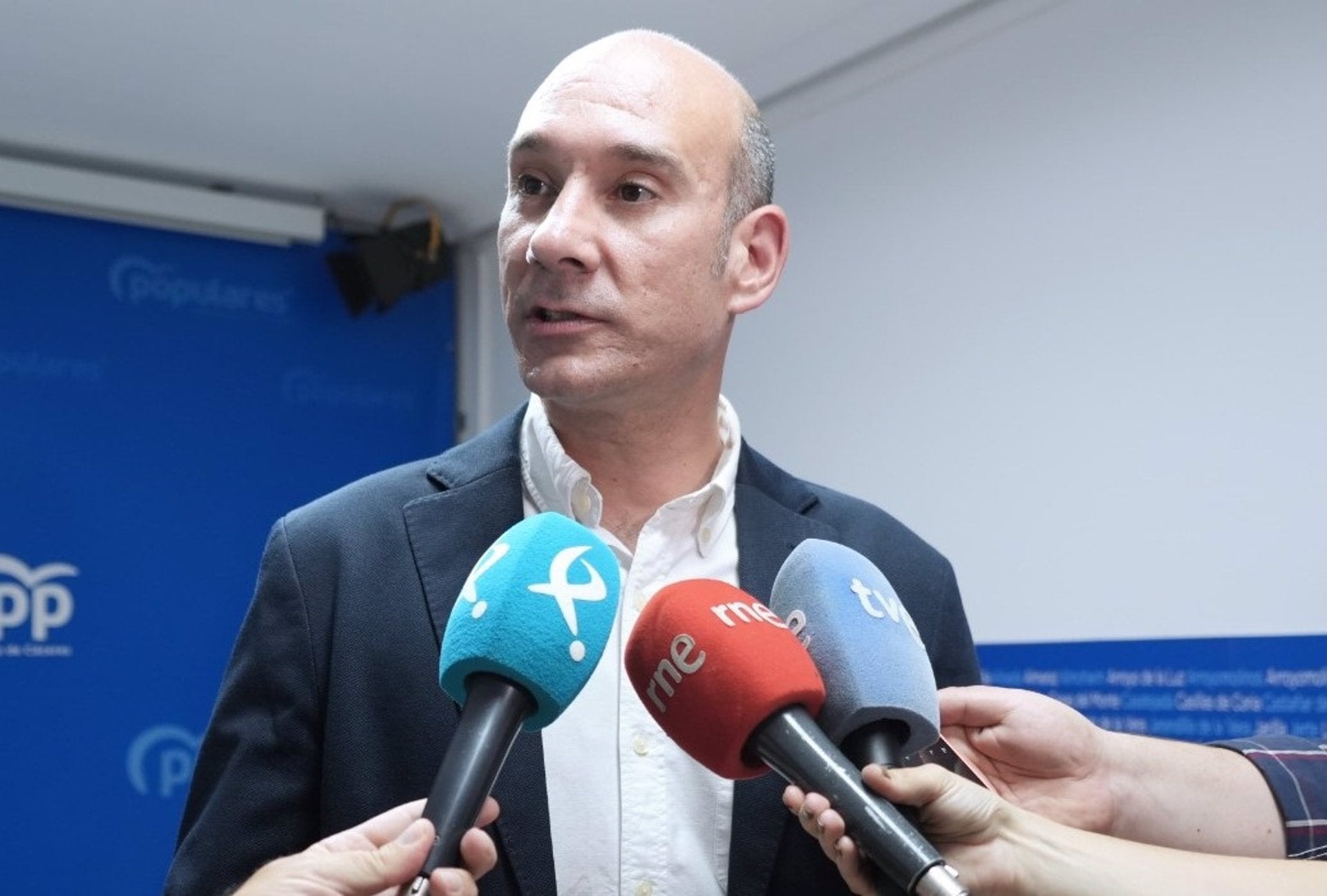 El PP pide a Gallardo que renuncie a su aforamiento para "demostrar que no quiere esconderse detrás de su escaño" El PP pide a Gallardo que renuncie a su aforamiento para "demostrar que no quiere esconderse detrás de su escaño"