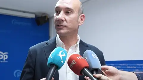 El PP pide a Gallardo que renuncie a su aforamiento para "demostrar que no quiere esconderse detrás de su escaño" El PP pide a Gallardo que renuncie a su aforamiento para "demostrar que no quiere esconderse detrás de su escaño"