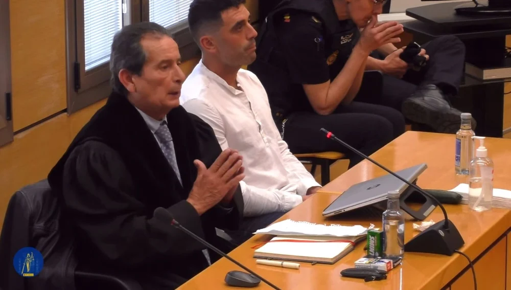 El acusado, junto al abogado de la defensa El acusado, junto al abogado de la defensa