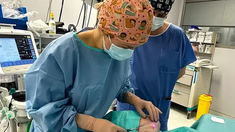 La doctora Espiñeira realizando el lipoláser de papada en quirófano. La doctora Espiñeira realizando el lipoláser de papada en quirófano.