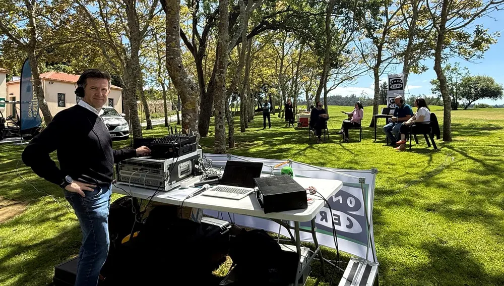 Luís González operando el sonido desde el Club de Golf Xaz Luís González operando el sonido desde el Club de Golf Xaz