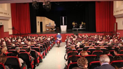 Imagen de archivo de la puesta en escena de un espect&aacute;culo en el teatro Cervantes de Petrer.