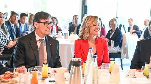 Alegría e Illa durante el desayuno informativo en el restaurante Aura de Zaragoza Alegría e Illa durante el desayuno informativo en el restaurante Aura de Zaragoza