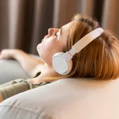 Persona dormida con auriculares Persona dormida con auriculares