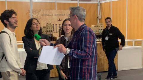 &Aacute;lvaro Velayos entrevistando a invitadas del programa. 