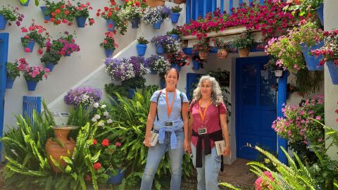 M&oacute;nica L&oacute;pez a la derecha, buscando la planta singular de los patios