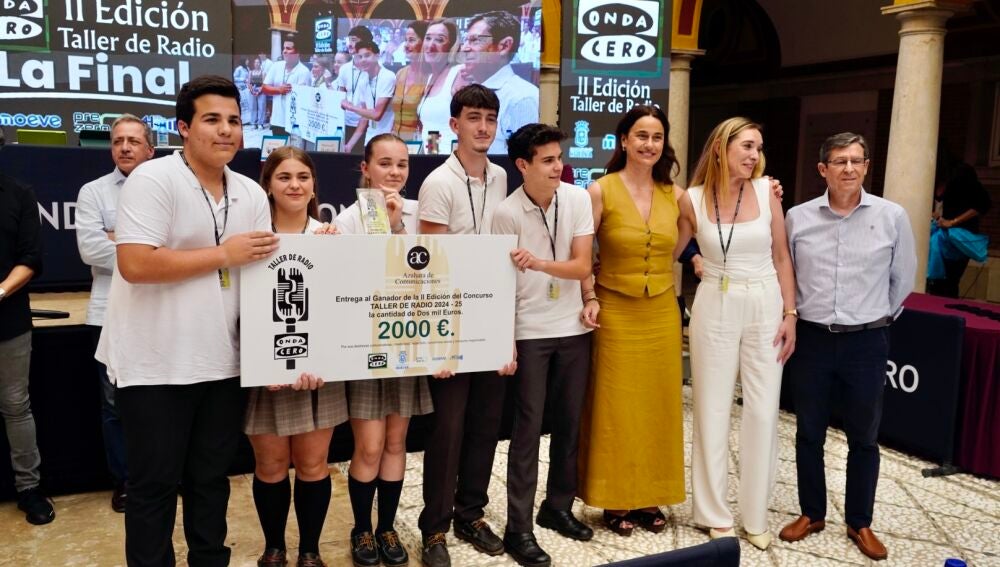 Colegio Santo Ángel recibiendo el primer premio en la Final de la II Edición de Taller de Radio