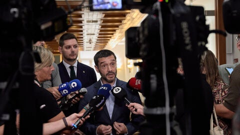 El ministro de Consumo, Pablo Bustinduy, atiende a los medios de comunicaci&oacute;n en Gandia (Val&egrave;ncia)