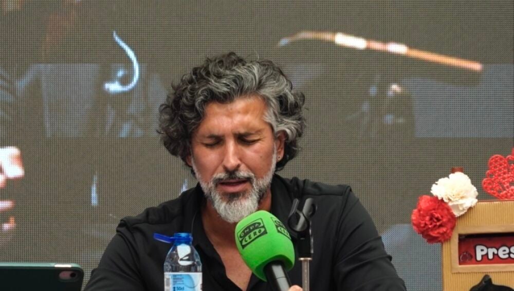 Arcángel cantando un fandango en la Final de Taller de Radio