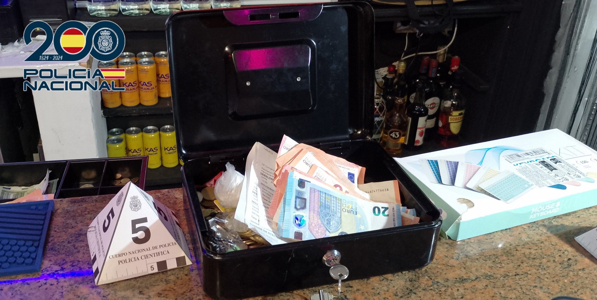 Detenida la propietaria de un pub de Irun y dos personas más por distribuir cocaína en el establecimiento Detenida la propietaria de un pub de Irun y dos personas más por distribuir cocaína en el establecimiento